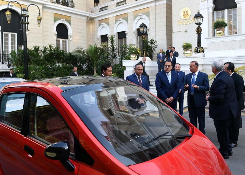 رئيس الوزراء يستمع لشرح حول نماذج السيارات الكهربائية المقرر تصنيعها في مصر