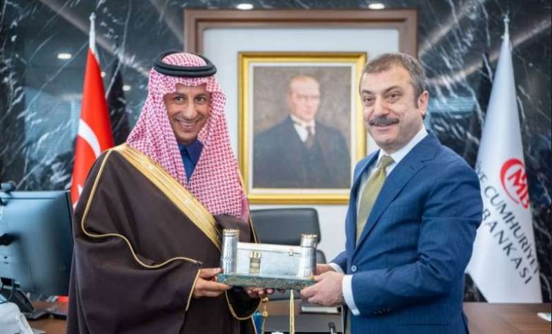 أحمد الخطيب، وزير السياحة السعودي ورئيس الصندوق الاجتماعي للتنمية، مع محافظ البنك المركزي التركي كافجي أوغلو