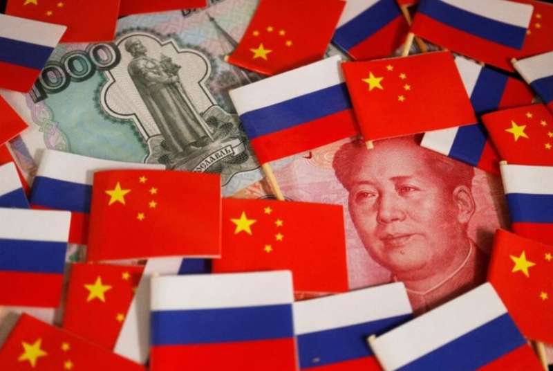 الأوراق النقدية من اليوان الصيني و الروبل الروسي