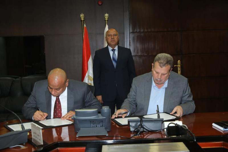 وزير النقل يشهد توقيع مذكرة لإنشاء مصنع «قطع غيار»
