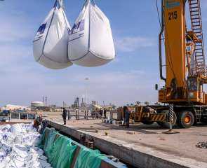 ميناء دمياط يستقبل 6 وحدات نهرية لنقل الأسمنت والقمح