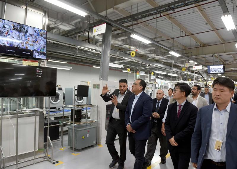 رئيس الوزراء في مصنع إل جي - مصر