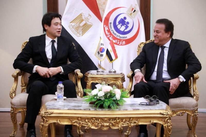 وزير الصحة يبحث تعزيز التعاون المشترك مع سفير كوريا الجنوبية
