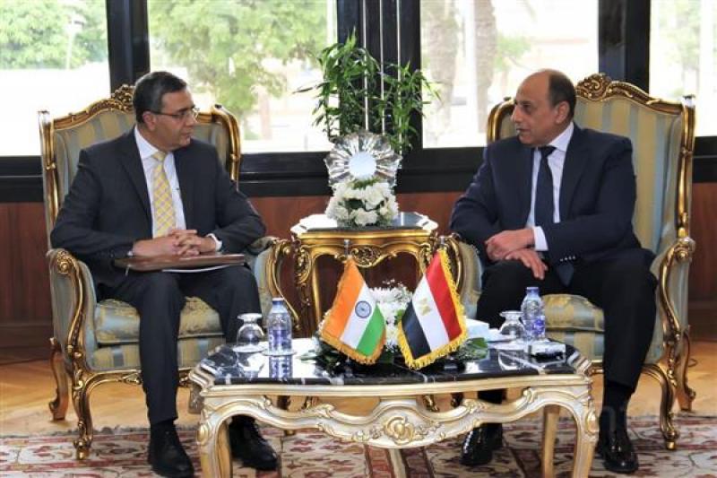 وزير الطيران يبحث مع سفير الهند بالقاهرة ووفد «GMR» الفرص الاستثمارية المشتركة