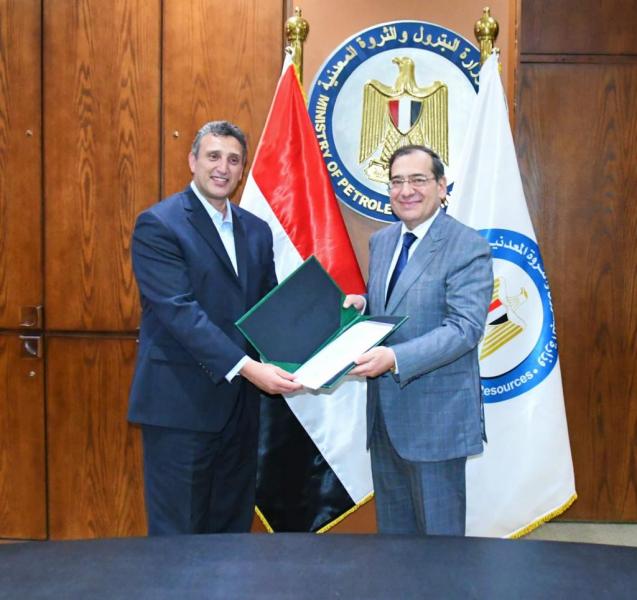 وزير البترول يسلم رخصة تموين السفن بالوقود بالمواني المصرية