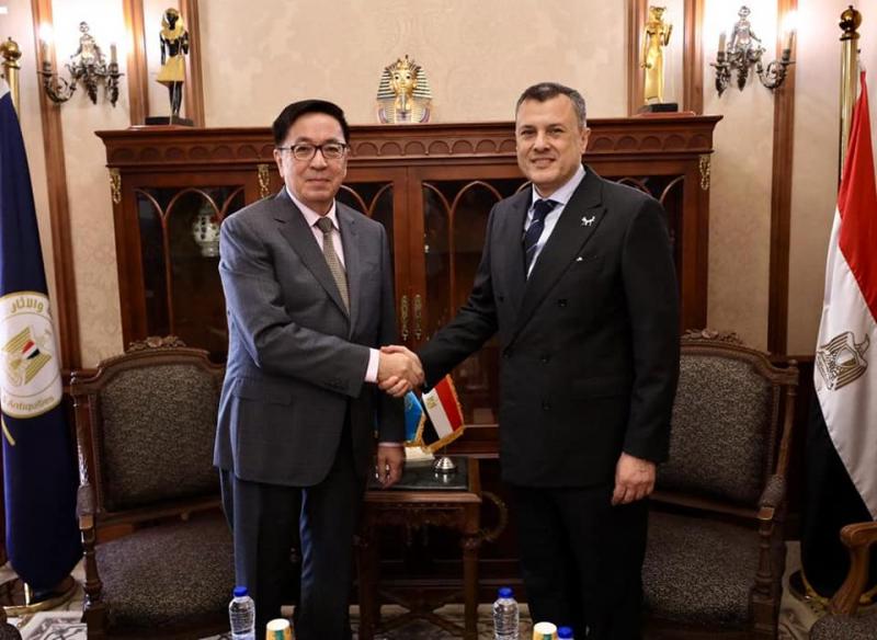 وزير السياحة رفقة سفير كازاخستان