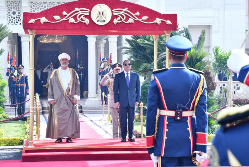 السيسي يستقبل سلطان عمان لتبادل وجهات النظر بالقضايا الإقليمية والدولية| صور