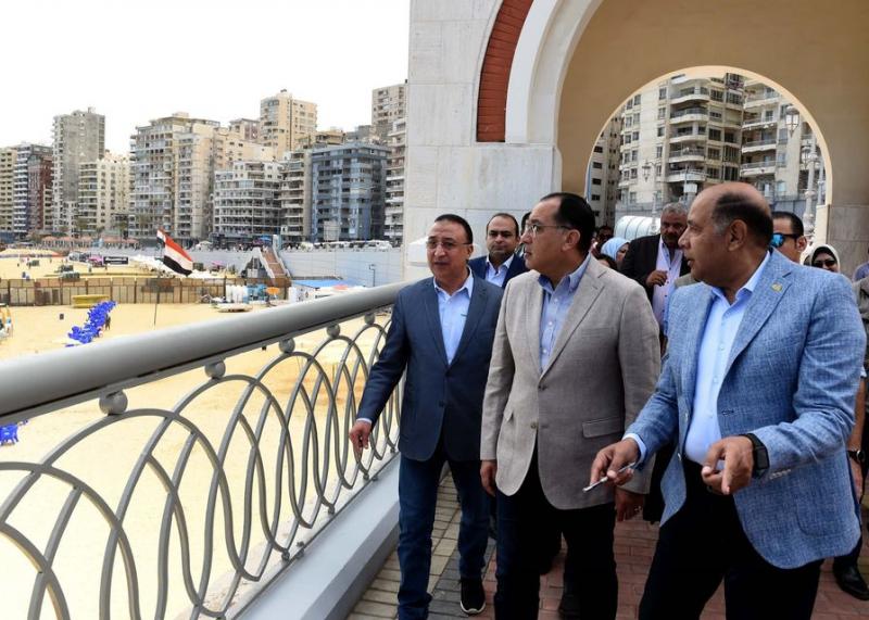 رئيس الوزراء يتفقد الممشى السياحي بالإسكندرية