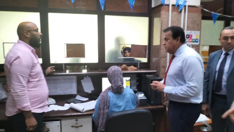 وزير الصحة يصرف شهر مكافأة للعاملين بمستشفى القاهرة الفاطمية| صور