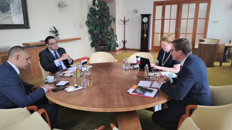 السفير محمود عفيفي يبحث مع وزير النقل التشيكي سبل التعاون بين البلدين