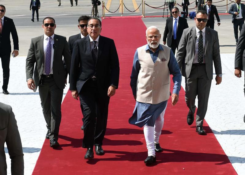 رئيس الوزراء يستقبل نظيره الهندي بمطار القاهرة| صور