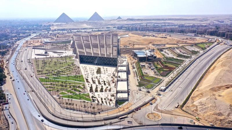 وزير السياحة يتابع مستجدات الأعمال بالمتحف المصري الكبير
