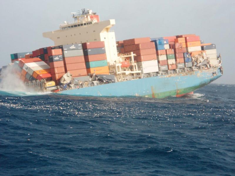 النقل التونسية: تحويل جزء من حمولة السفينة الجانحة بميناء الصخيرة