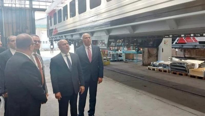 السداد بالجنيه.. وزير النقل يتفقد خطوط إنتاج عربات السكك الحديدية المُصنعة بالمجر