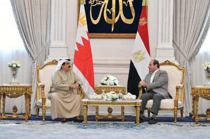 الرئيس السيسي وعاهل البحرين يبحثان التعاون اقتصاديًا وتنمويًا