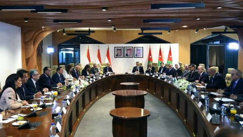 رئيسا وزراء مصر والأردن خلال التوقيع