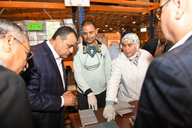 وزير الدولة للإنتاج الحربي في زيارة لمصنع قها للصناعات الكيماوية