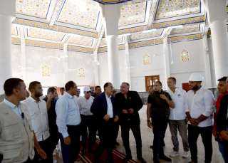 مدبولي يتفقد مسجدا وكنيسة يتم إنشاؤهما بمدينة نويبع