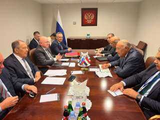وزير الخارجية يلتقي نظيره الروسي لبحث التعاون الثنائي المشترك