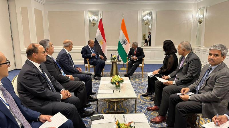 وزير الخارجية يبحث مع نظيره الهندي العلاقات الثنائية