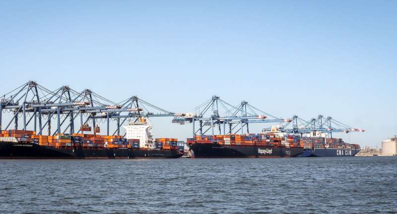 ميناء دمياط يستقبل 48716 طنًا من البضائع