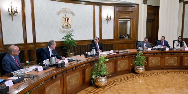 رئيس الوزراء يستعرض الخطط المستقبلية لـ«المنصور للسيارات» في السوق المصرية