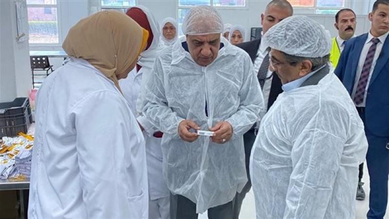 وزير قطاع الأعمال يتفقد مصانع شركة مصر للمستحضرات الطبية