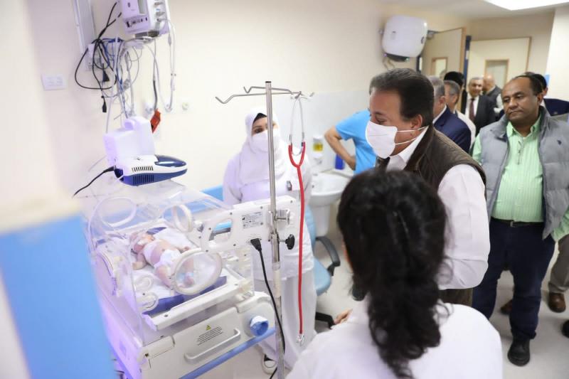 وزير الصحة يتفقد مستشفى طهطا العام