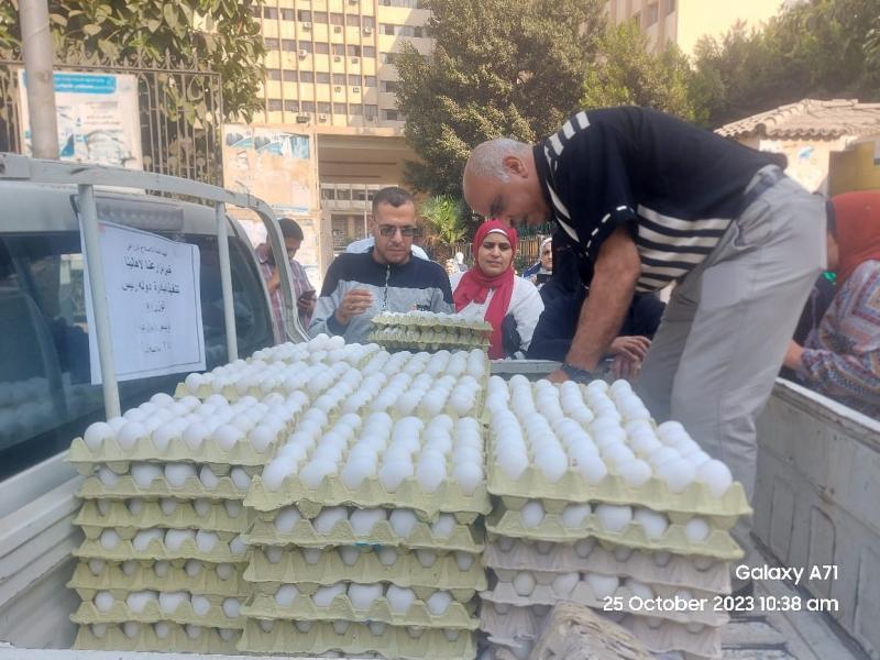 عربات من خير مزارعنا لأهالينا لبيع بيض المائدة