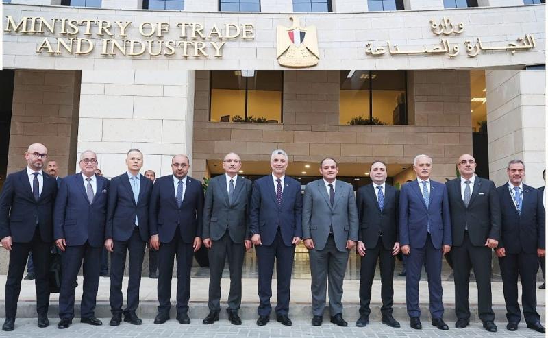 وزير التجارة ونظيره التركي أمام مقر وزارة التجارة
