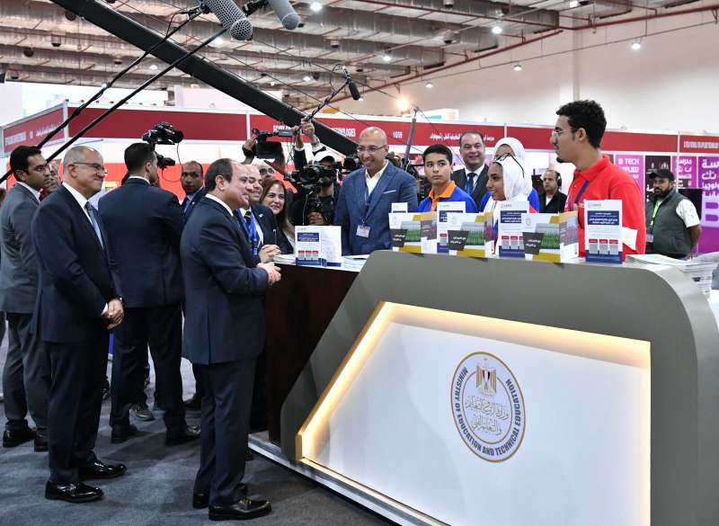 الرئيس يتفقد معرض اتحاد الصناعات بالقاهرة الجديدة