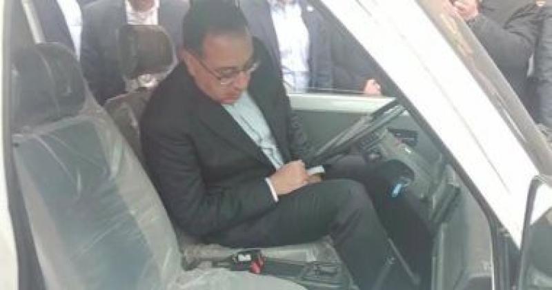 رئيس مجلس الوزراء من داخل أحد السيارات الكهربائية المصرية - أرشيفية