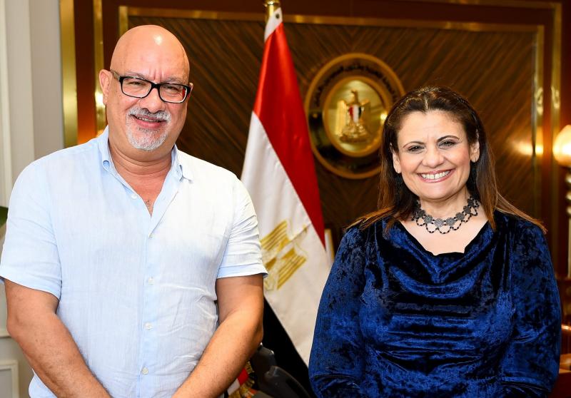  السفيرة سها جندي وعازر ساويرس رجل الأعمال المصري في فنلندا