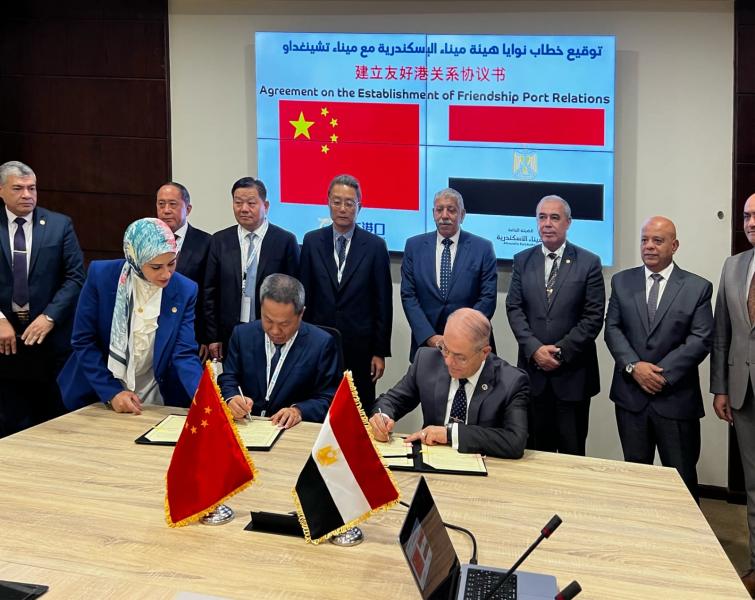 ميناء الإسكندرية توقع اتفاقية تعاون مع ”تشينعداو” الصيني