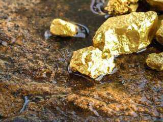 قفزة في أسعار الذهب العالمية.. والأونصة قرب 2050 دولارًا