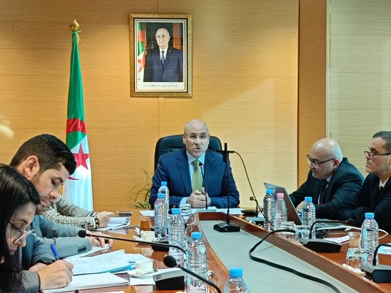 الوزير الجزائري خلال الاجتماع