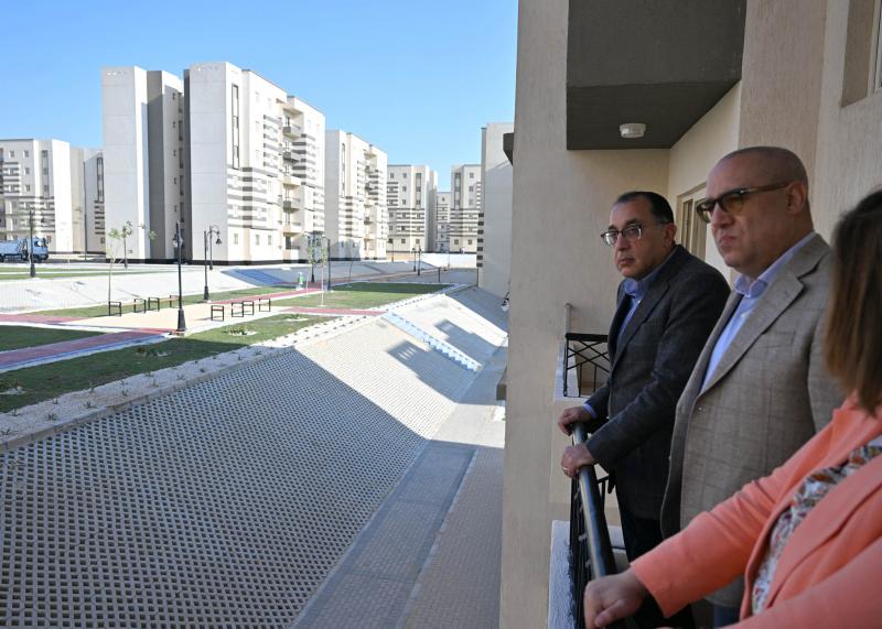 رئيس الوزراء يسلم وحدات سكنية بمدينة حدائق أكتوبر