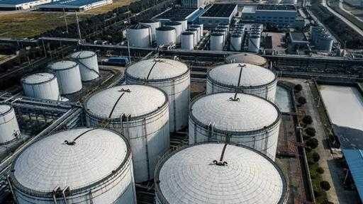 ارتفاع مفاجئ في مخزونات النفط الخام والوقود الأمريكية يضغط على أسواق الطاقة... ارتفاع مفاجئ في مخزونات النفط الخام والوقود الأمريكية يضغط على أسواق الطاقة بنهاية 2025