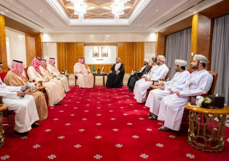 لقاء الوزير السعودي مع وزير التجارة العماني