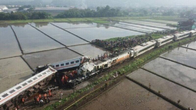 النقل الإندونيسية تفتح تحقيقًا في حادث اصطدام قطارين