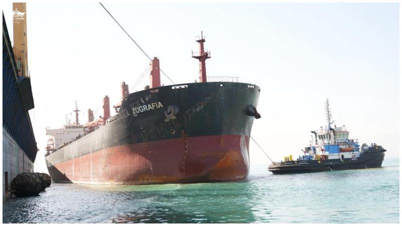 قناة السويس تقدم خدمات الصيانة لسفينة يونانية بعد تعرضها لهجوم بالبحر الأحمر