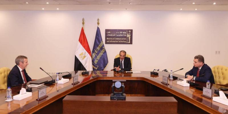 وزير الاتصالات يبحث خطط توسع فودافون في مصر