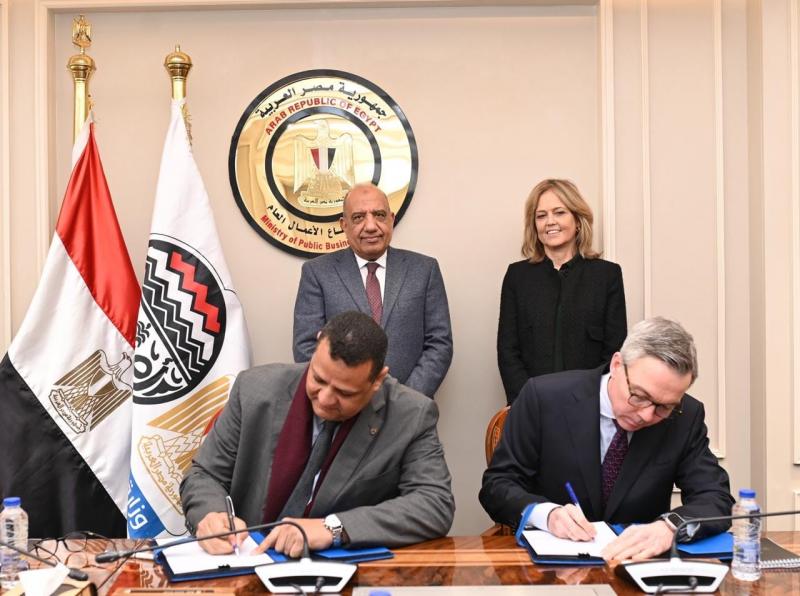 توقيع اتفاقية إقامة محطة طاقة شمسية لشركة ”مصر للألمونيوم” مع سكاتك النرويجية
