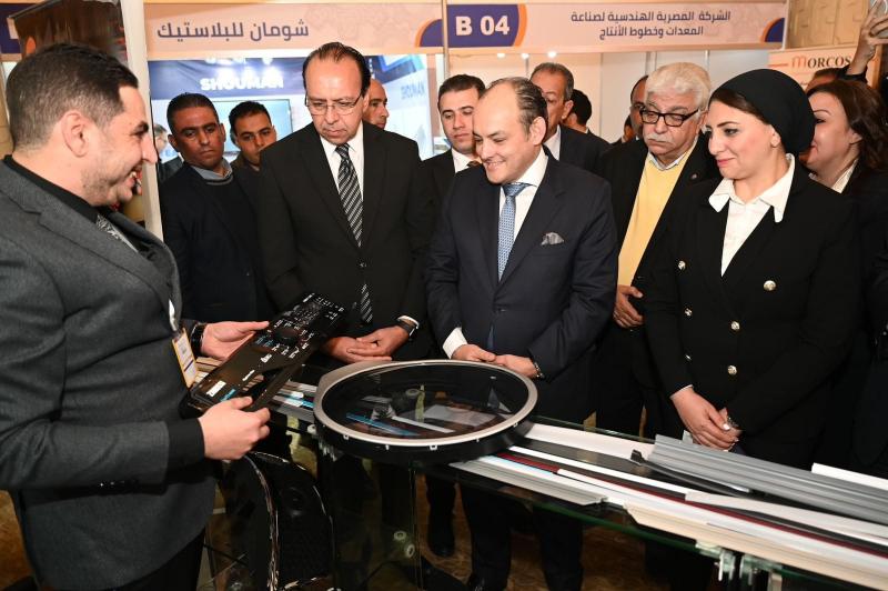 وزير الصناعة يفتتح فعاليات معرض «فرص بلدنا» لقطع غيار الماكينات والمعدات