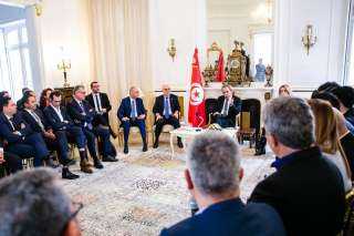 رئيس الحكومة التونسية يدعو رجال الأعمال للمساهمة في دعم الجهود التنموية