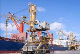 تضم قمح وصويا.. ميناء دمياط يستقبل 66242 طنًا من البضائع