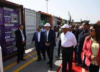 رئيس الوزراء يتابع إنهاء إجراءات شحن البضائع للتصدير بميناء دمياط| صور