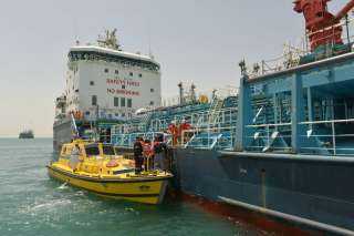 قناة السويس: الإسعاف البحري تعامل مع استغاثة ربان سفينة بسبب حالة مرضية| فيديو