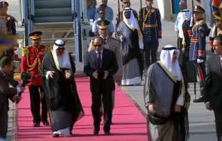 الرئيس السيسي يستقبل أمير الكويت بمطار القاهرة| فيديو
