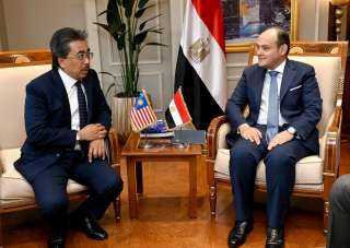مصر وماليزيا يبحثان إقامة مشروع تخزين زيت النخيل بالمنطقة الاقتصادية لقناة السويس